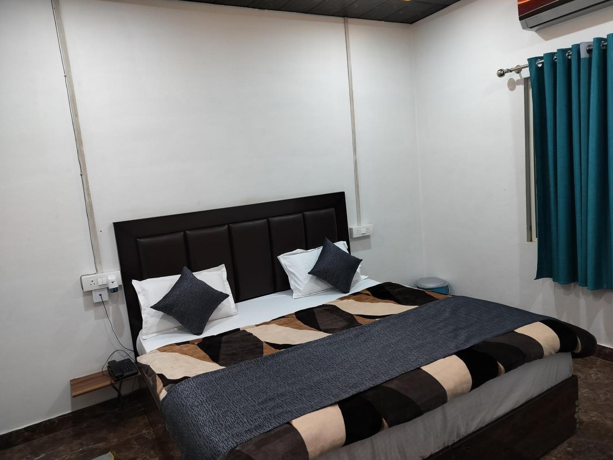 Kishan Home Stay Matura Exterior foto
