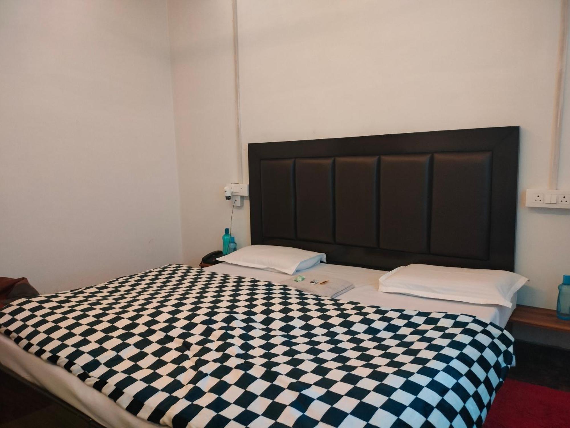 Kishan Home Stay Matura Exterior foto