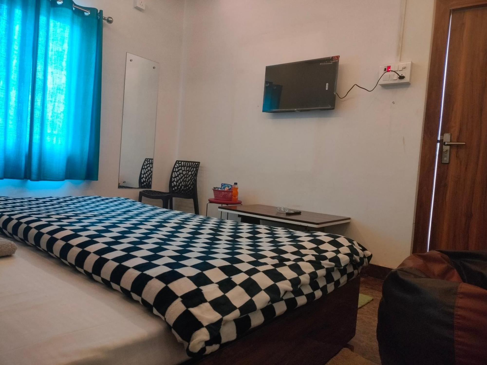 Kishan Home Stay Matura Exterior foto