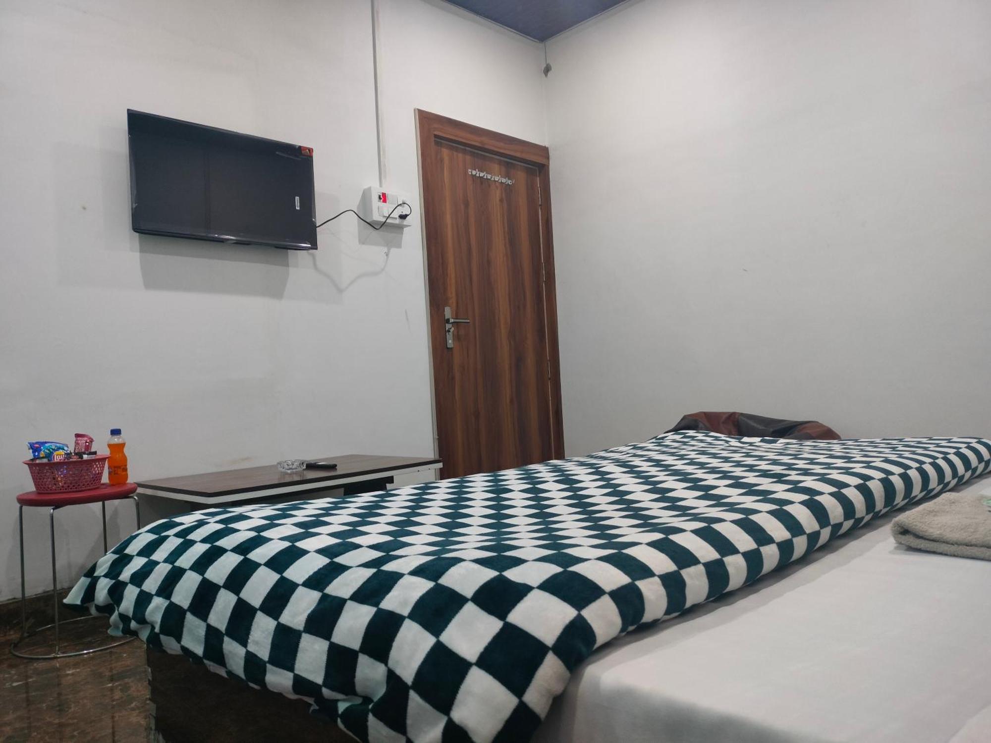 Kishan Home Stay Matura Exterior foto